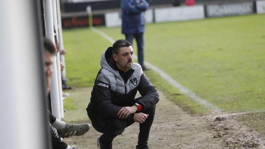 Clemente, entrenador del Lealtad, en Les Caleyes.