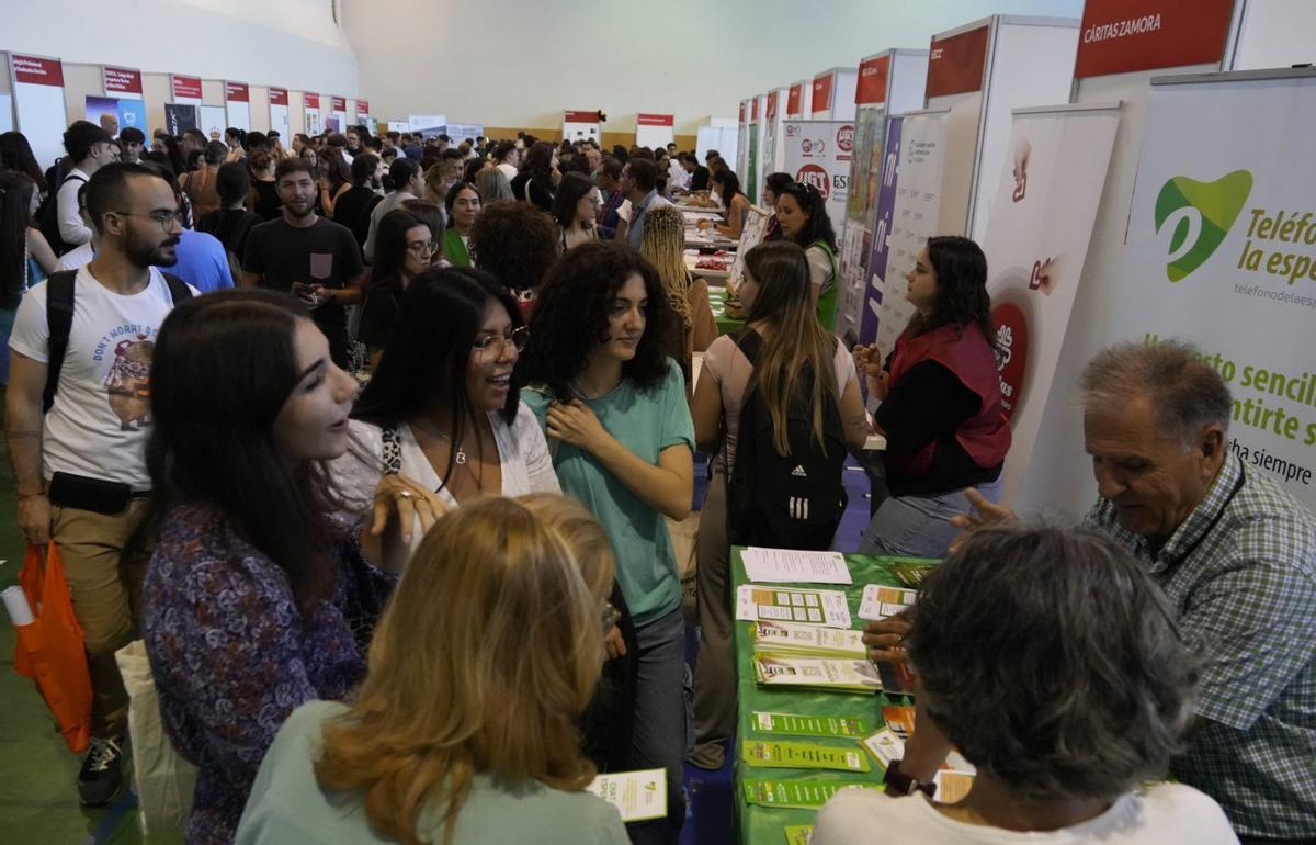 Numerosos estudiantes acuden a la Feria de Bienvenida este curso, en el Campus Viriato. | J. L. F. (ARCHIVO)