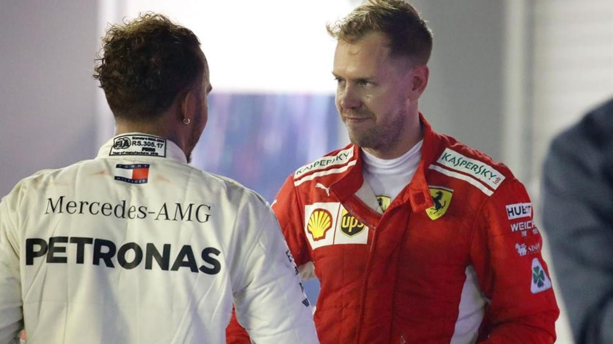 Vettel saluda a Hamilton tras la carrera de Singapur