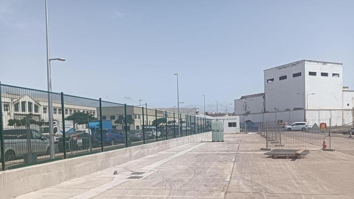 Imagen del nuevo vallado en Puerto Naos, en Arrecife.