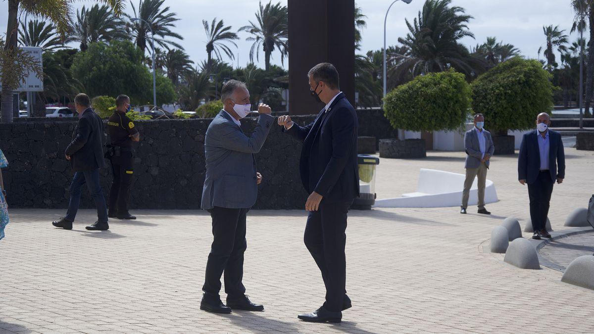 Ángel Víctor Torres y Pedro Sánchez se saludan a la entrada del Cabildo de Lanzarote en agosto de 2020.