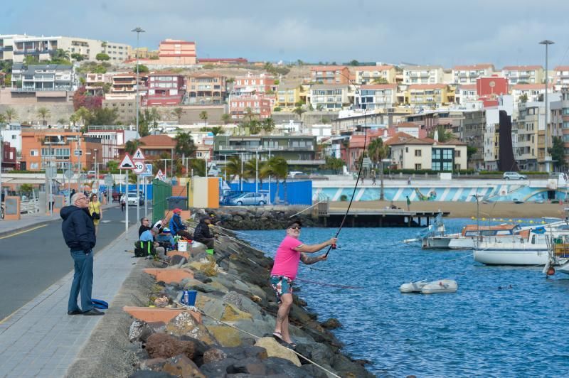 Pescadores de caña en el Muelle Deportivo