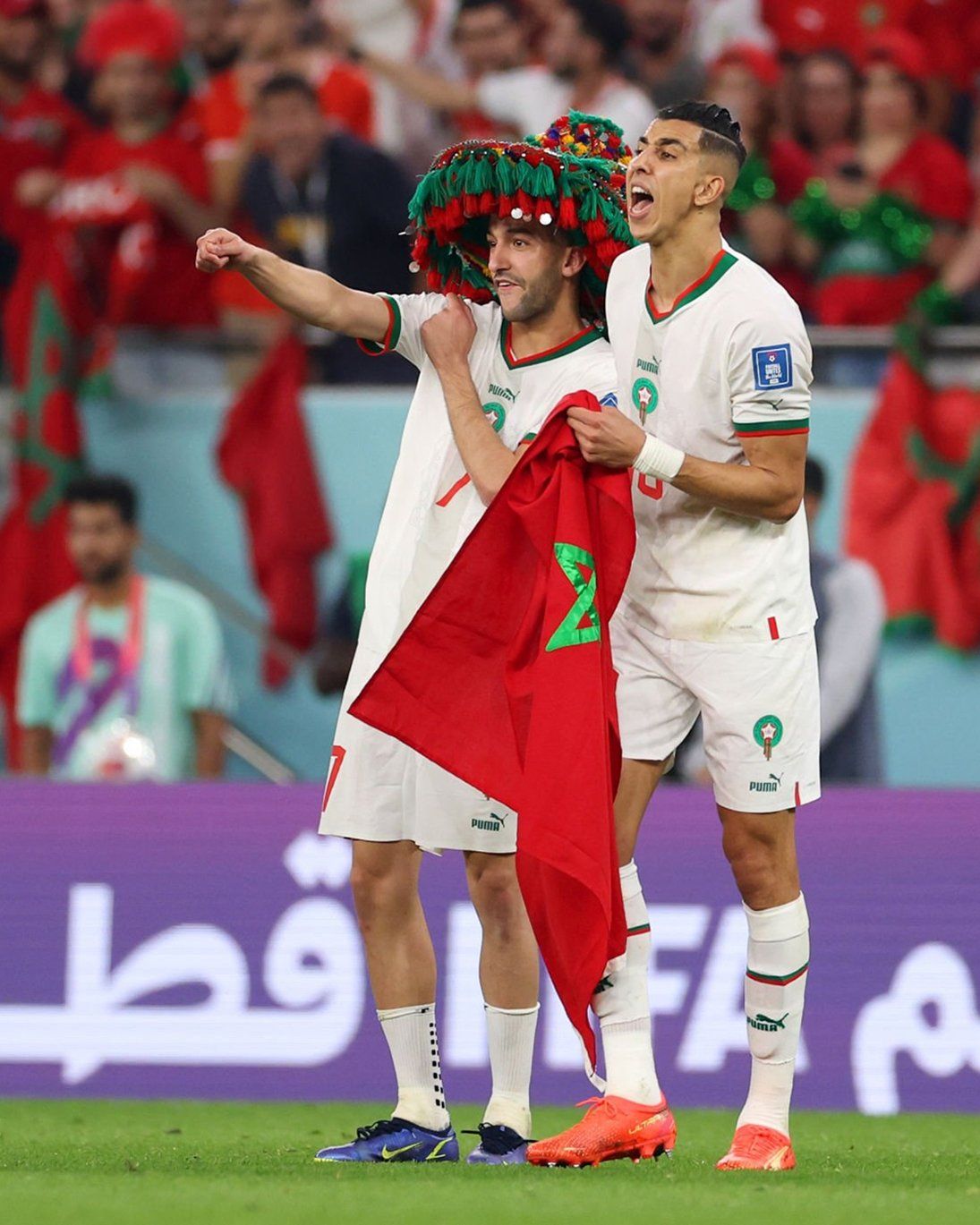 Ziyech, con sombrero, tras sellar el pase a octavos