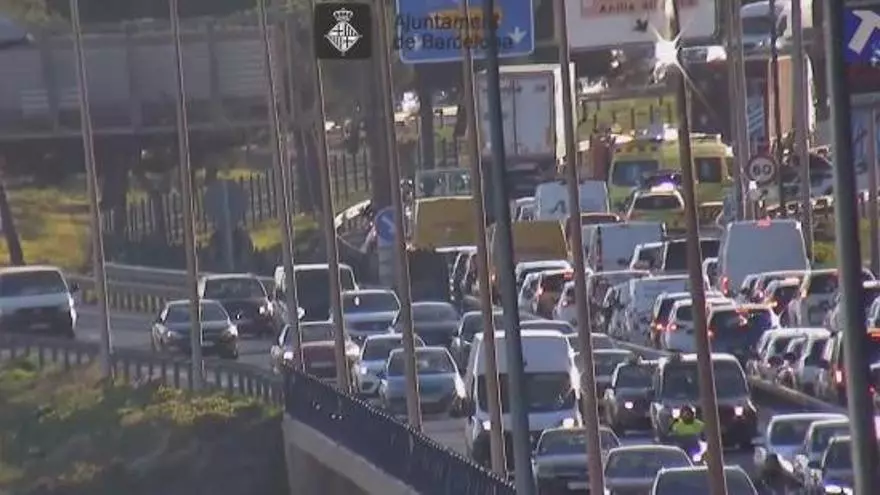 Un accidente en Montjuïc causa retenciones en la Ronda Litoral