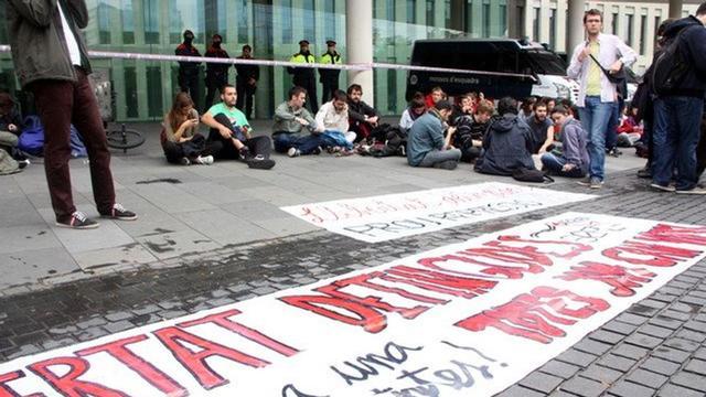 Protesta de este viernes en la Ciutat de la Justícia para pedir la libertad de los detenidos durante las protestas de Can Vies.