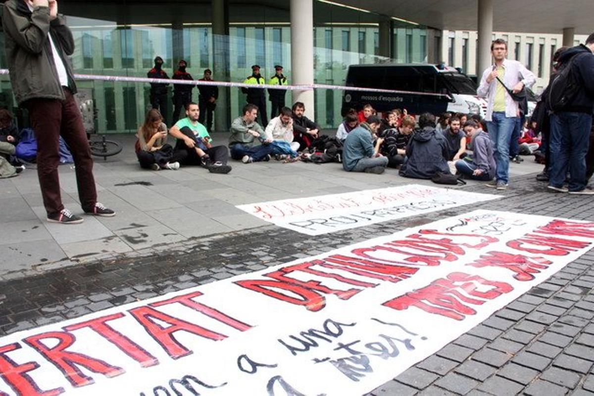 Protesta d’aquest divendres a la Ciutat de la Justícia per demanar la llibertat dels detinguts durant les protestes de Can Vies.