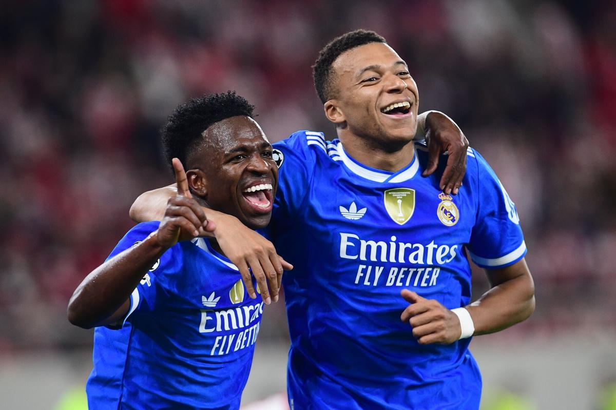 Vinicius Jr. y Kylian Mbappé, jugadores del Real Madrid, celebran un gol contra el Olympiacos en la presente edición de la Champions.