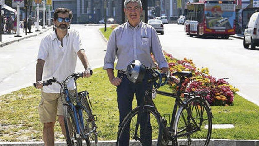 Anxo Carracedo y Joaquín Vilas, con sus bicicletas en el punto donde comenzará el carril bici que llegará hasta el puente de A Pasaxe