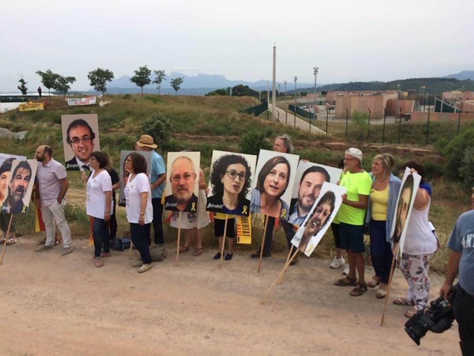 Concentració a Lledoners per l'alliberament dels independentistes presos