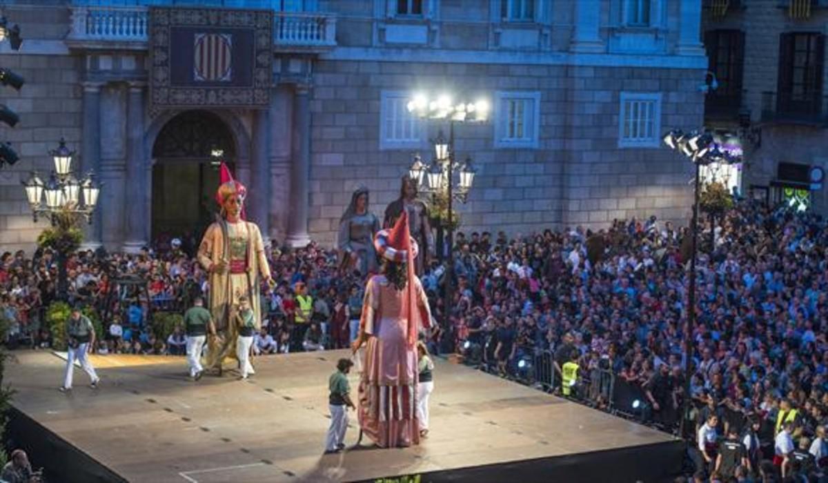 Los gigantes bailan en el inicio de la fiestas de la Mercè.