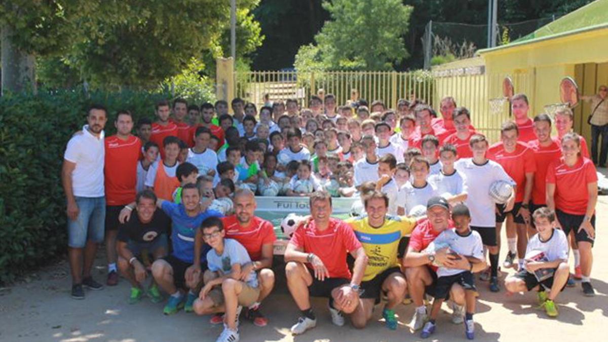 Guardiola, con los niños del Girona Sport Camp