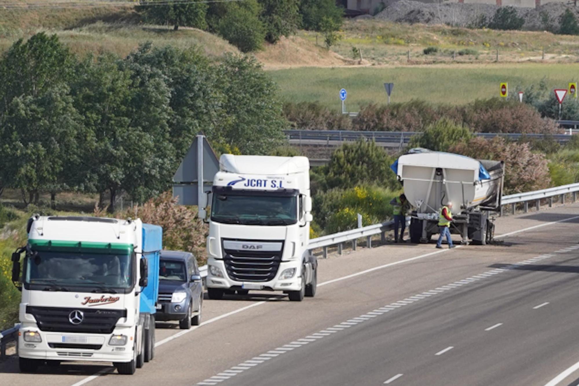 Un camión comienza a arder por las ruedas en Corrales del Vino