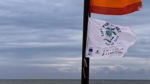 Bandera en un balneario romano que se declara amigo de las tortugas