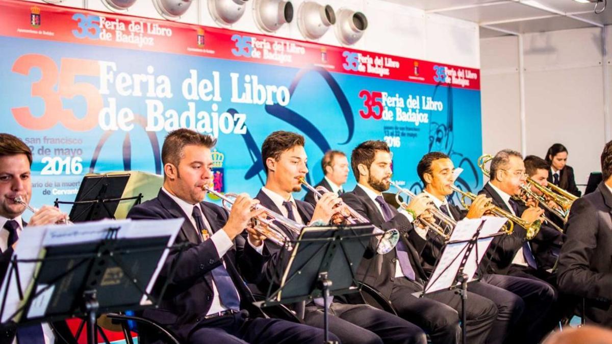 Concierto de la Banda Municipal de la Feria del Libro de Badajoz en una edición anterior.