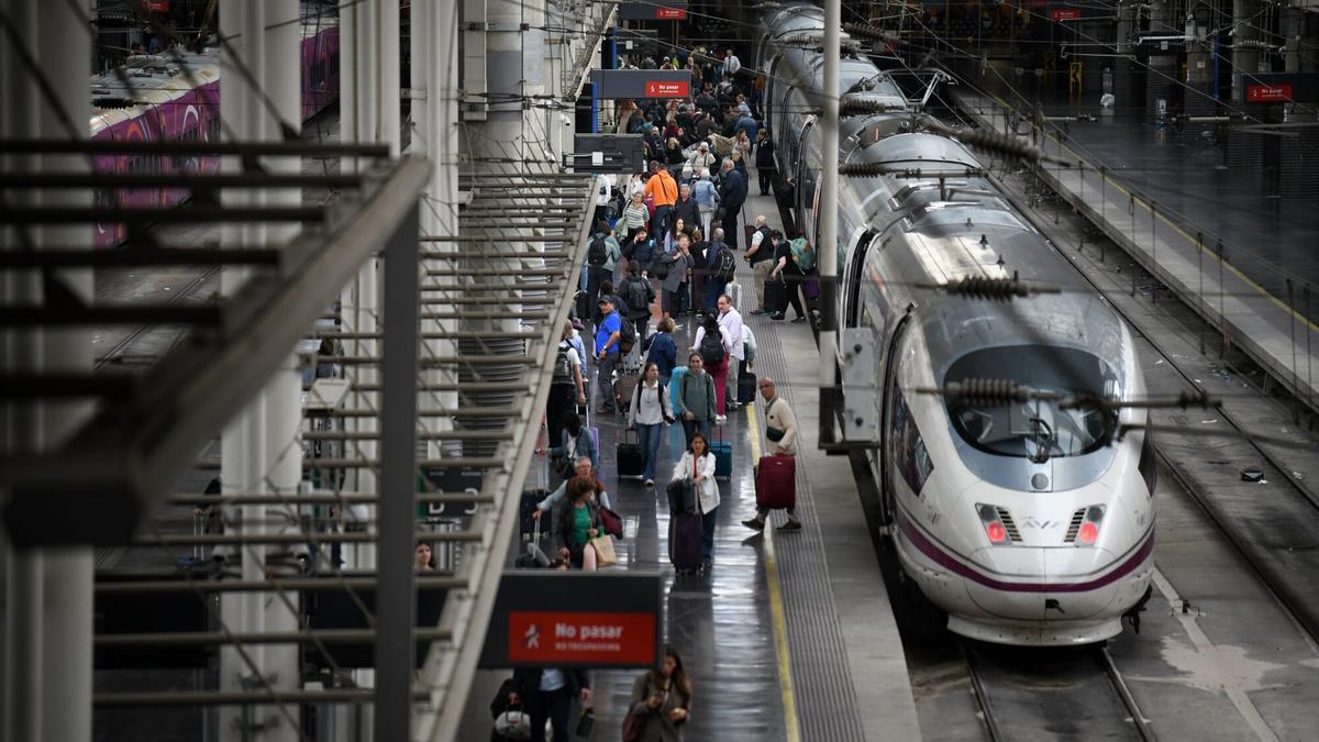 Viajeros se bajan de un AVE en la estación de Atocha.