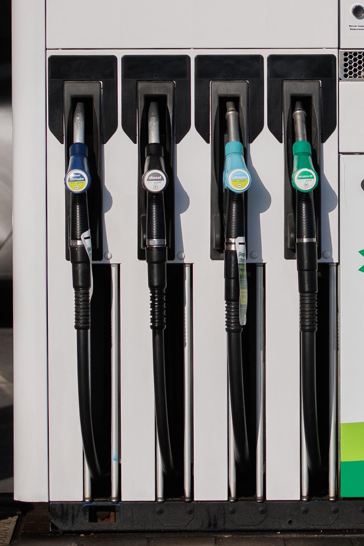 Dispensadores de carburante en una gasolinera.