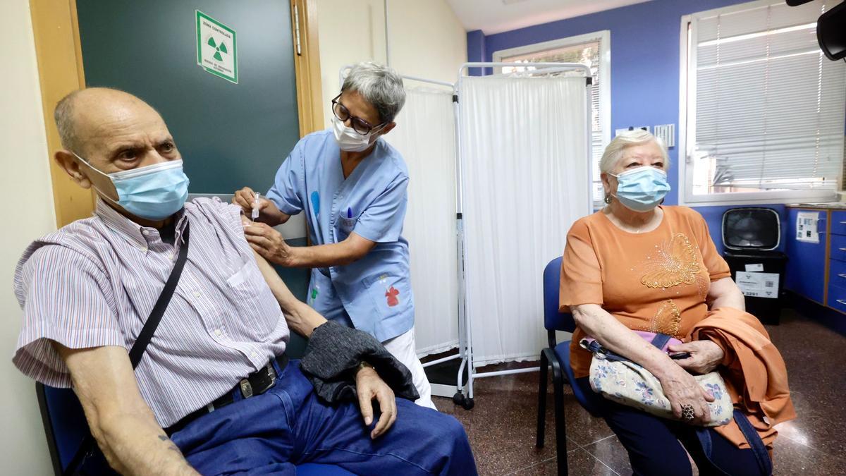 Vacunación en el centro de salud de Los Ángeles de Alicante