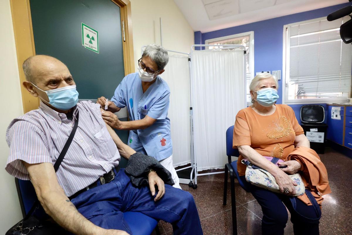 Vacunación en el centro de salud de Los Ángeles de Alicante