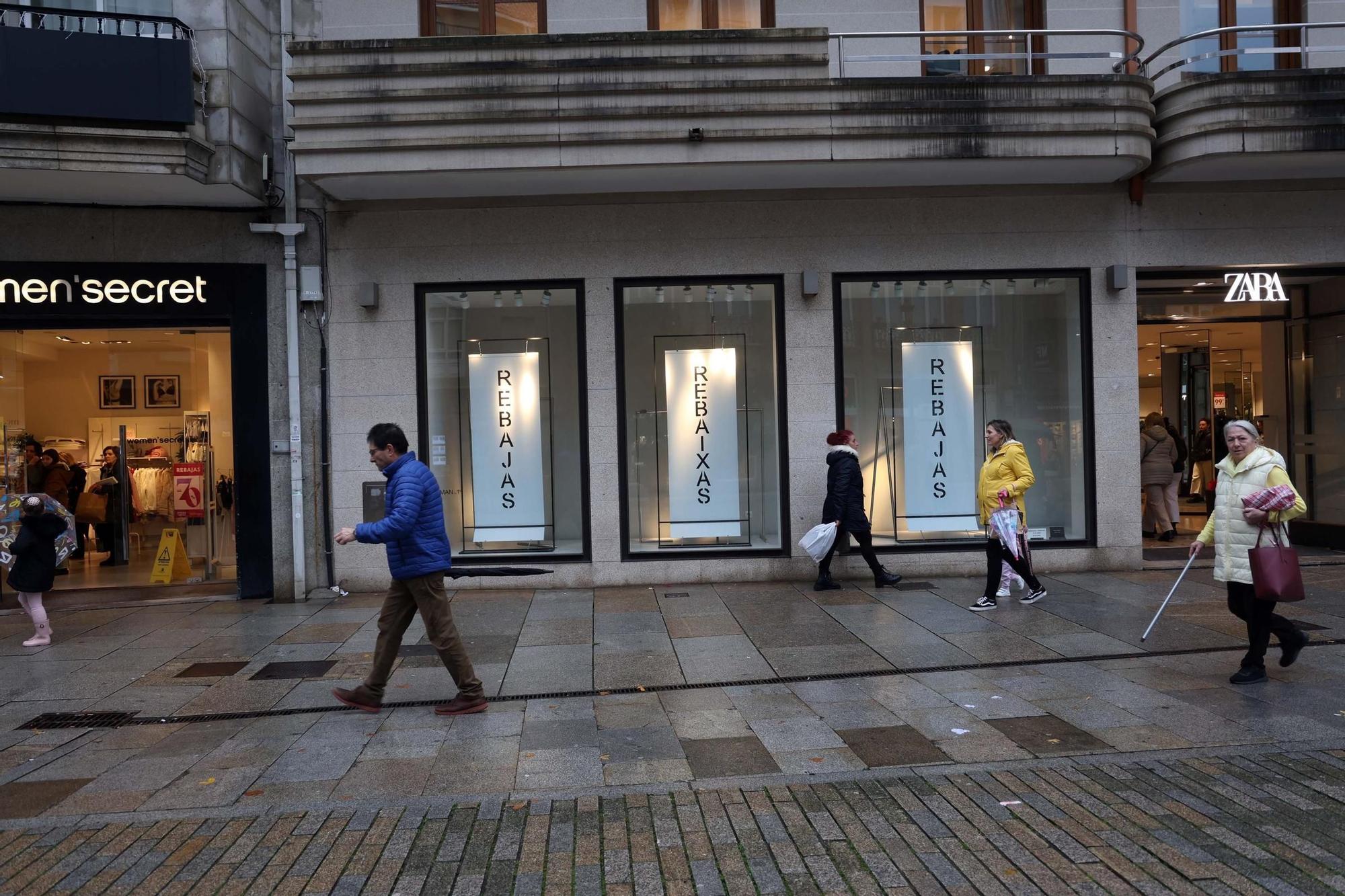 Las calles de Vilagarcía durante las rebajas de enero.