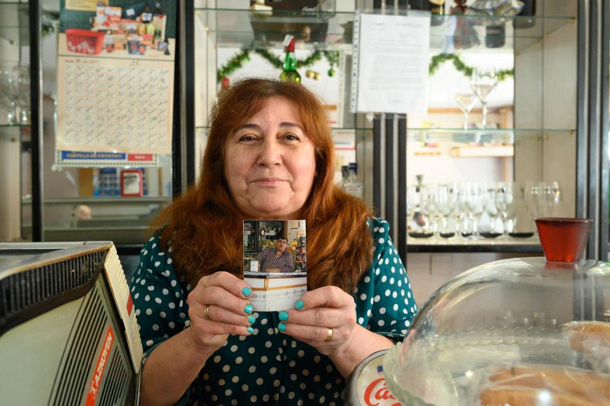 Feli, detrás de la barra con una foto de su marido.