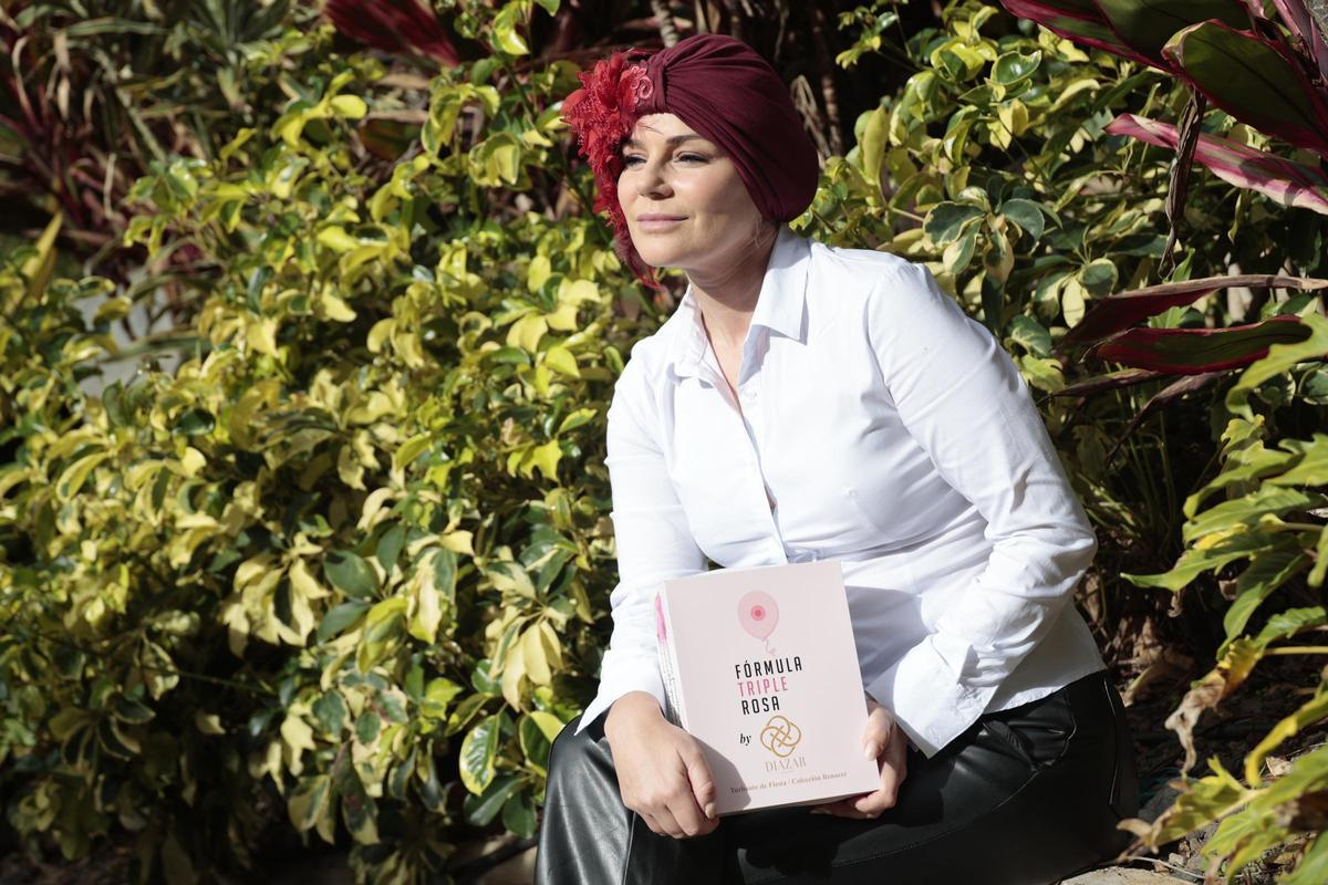 La periodista Yaiza Díaz posa con uno de los turbantes de la colección Renacer