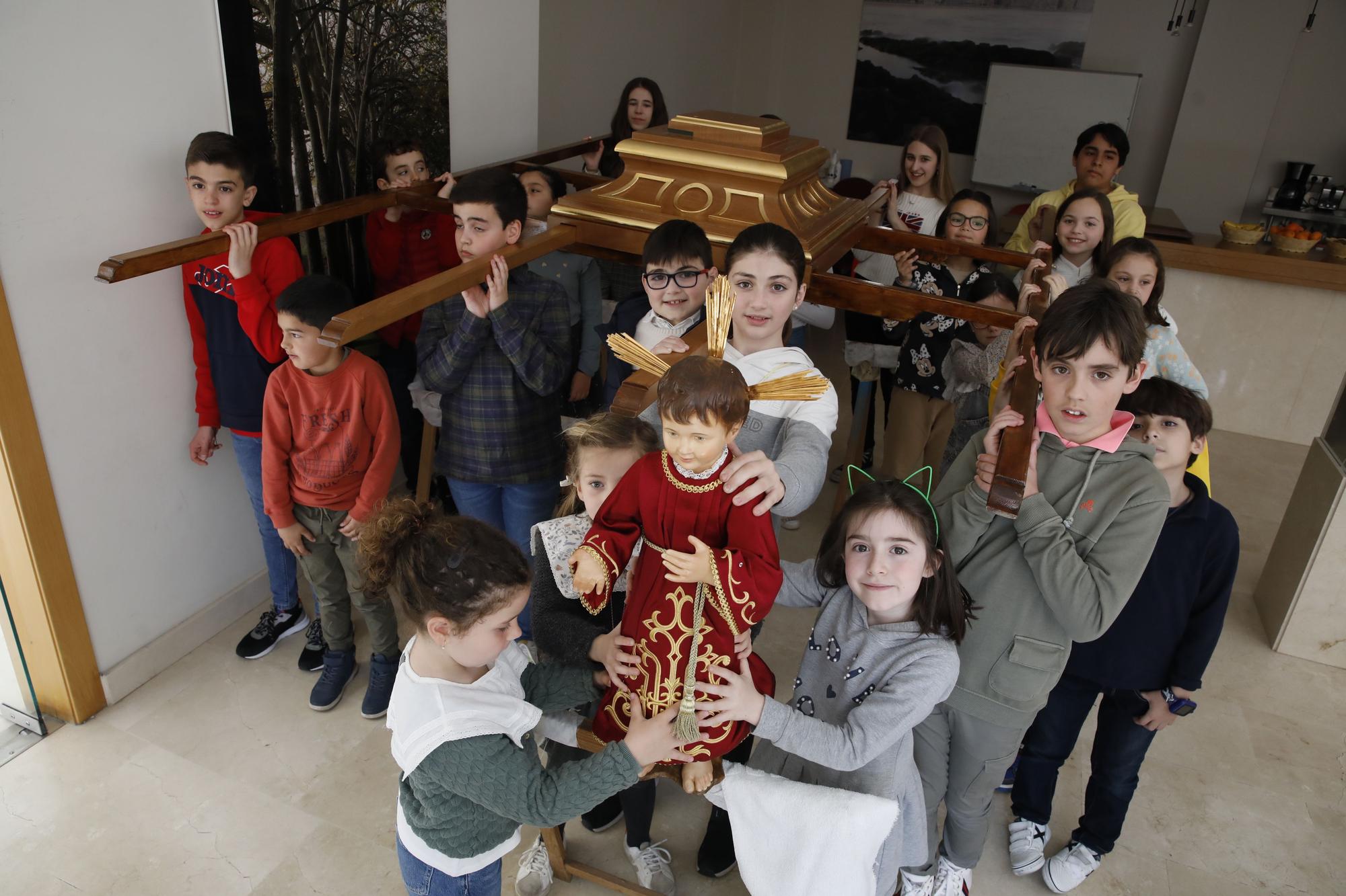 En imágenes: Ensayo de la Cofradía del Niño del Remedio para su procesión de Semana Santa