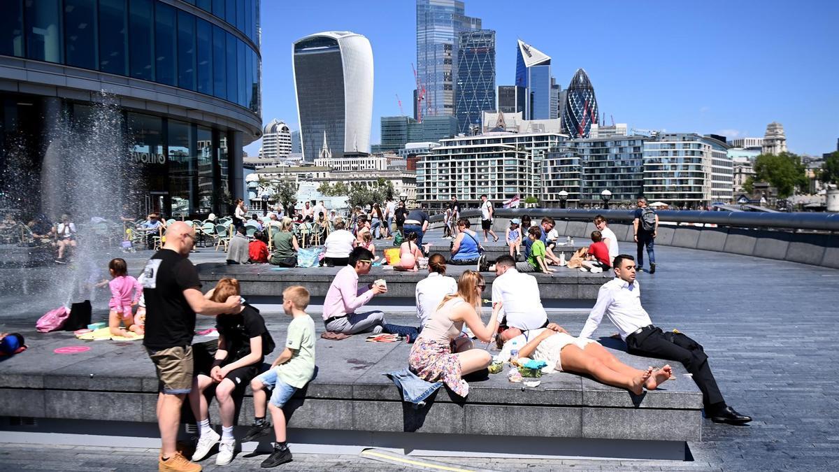 Ciudadanos británicos se relajan en el centro de Londres la semana pasada.