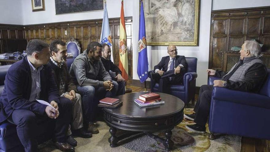 Bernardino González, Eladio Pérez, Fernando Currás, Modesto García, Manuel Baltar y Manuel Cabaleiro, ayer en la Diputación. // FdV