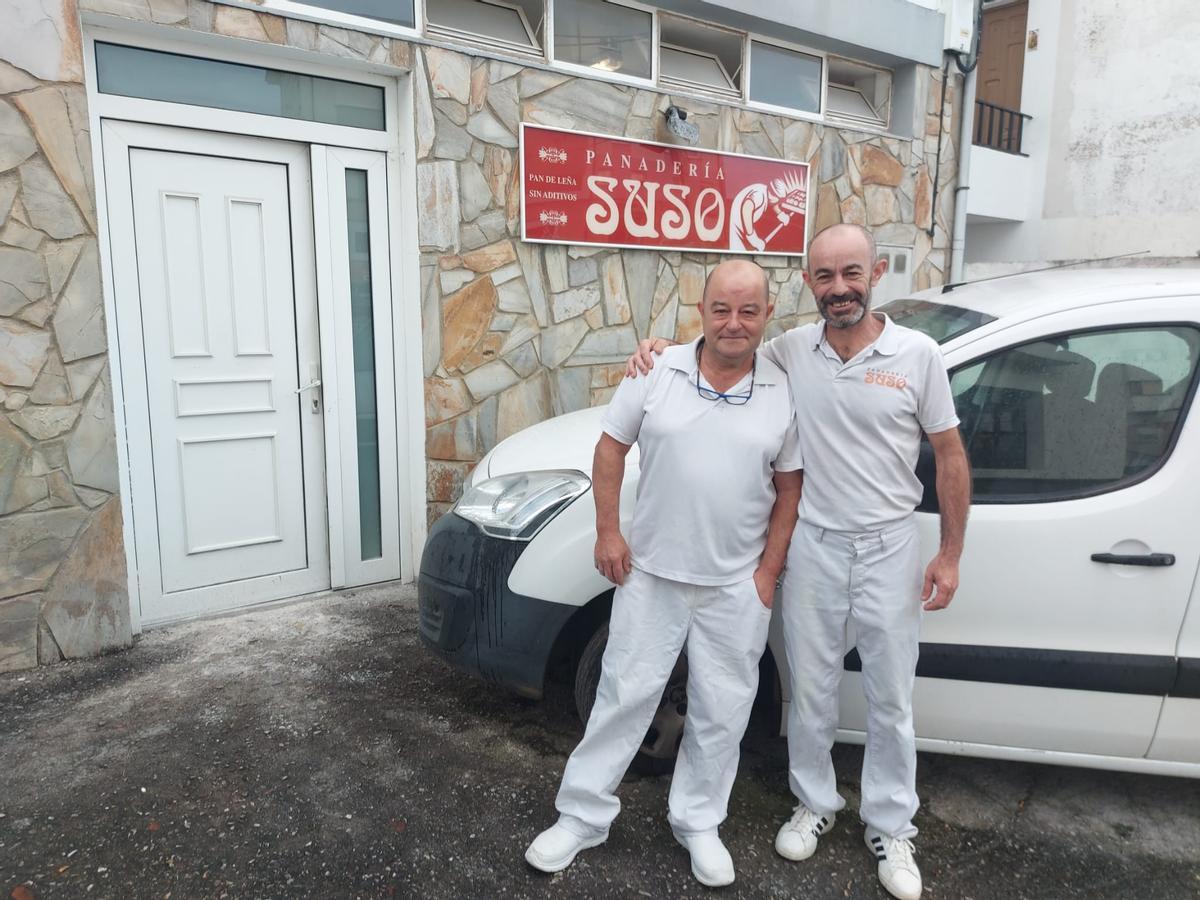 Los hermanos delante de la panadería.