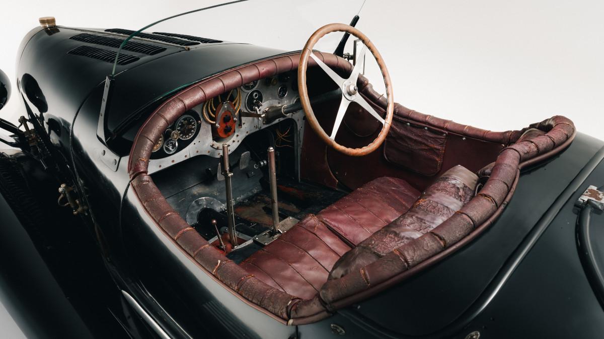 El interior del Type 43 respira historia en cada detalle, desde el cuero original hasta su instrumentación, clave en un conjunto millonario.