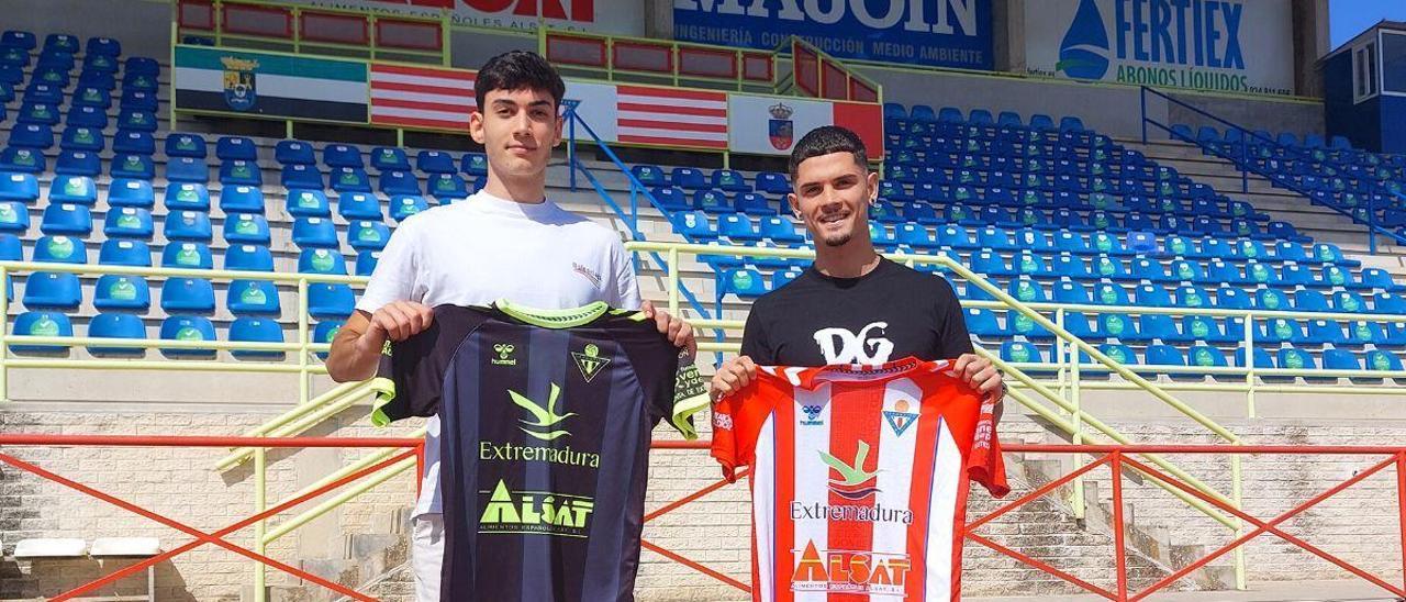 Diego Llamazares y Josué Medina posan con la camiseta del Don Benito.