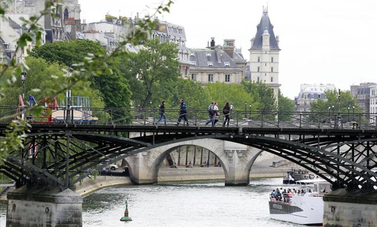El pont de les Arts de París, ja lliure de candaus.