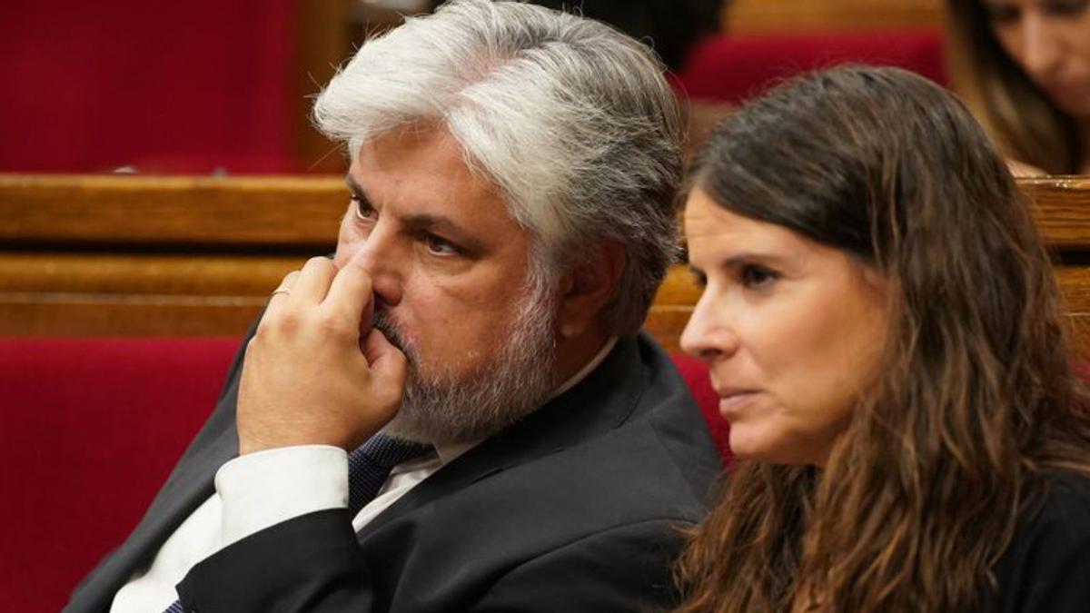 El president de Junts al  Parlament, Albert Batet,  i la portaveu, Mònica Sales. | JOAN MATEU