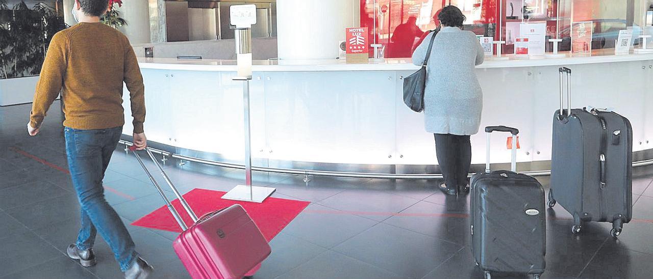 Dos clientes en la sala de recepción del Hotel Luz de Castelló.