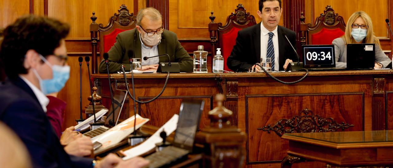 El portavoz del PP, Quique Ruiz, con el alcalde y la edil de Hacienda al fondo.