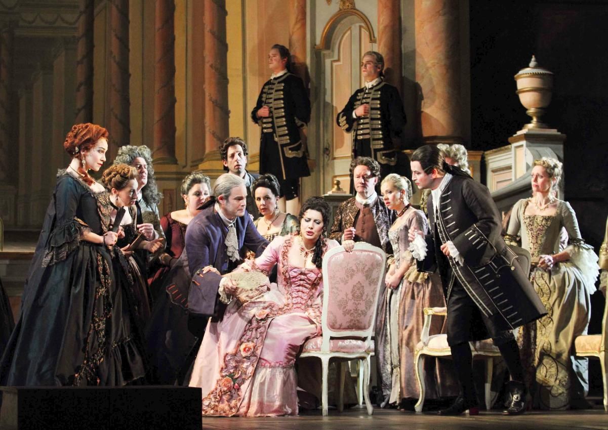 Escena de 'Adriana Lecouvreur', que abrirá la temporada de ópera 24/25 en el Teatro Real.