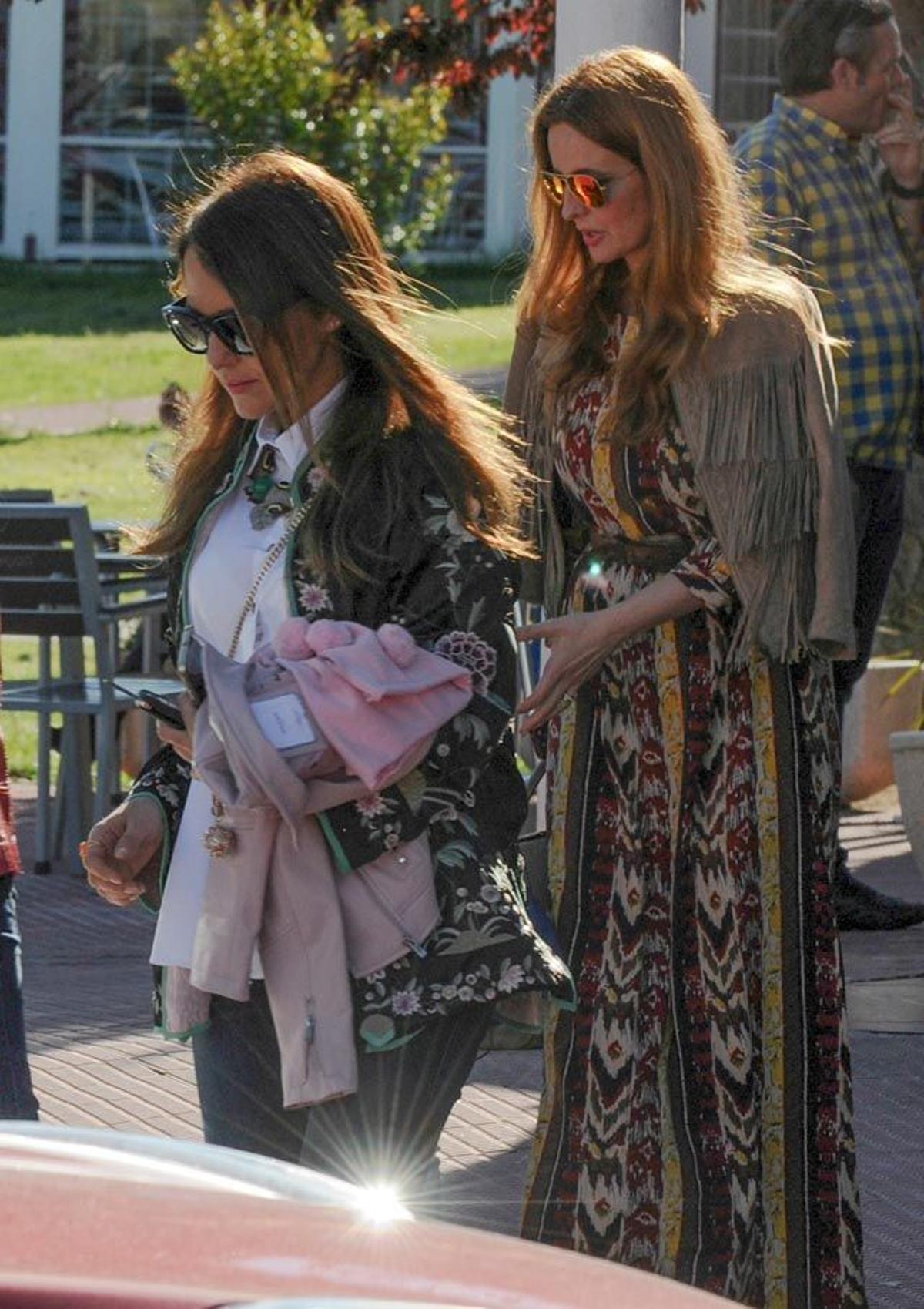 Paula Echevarría y detrás, Isabel Navarro, juntas celebraron el Día de la Madre