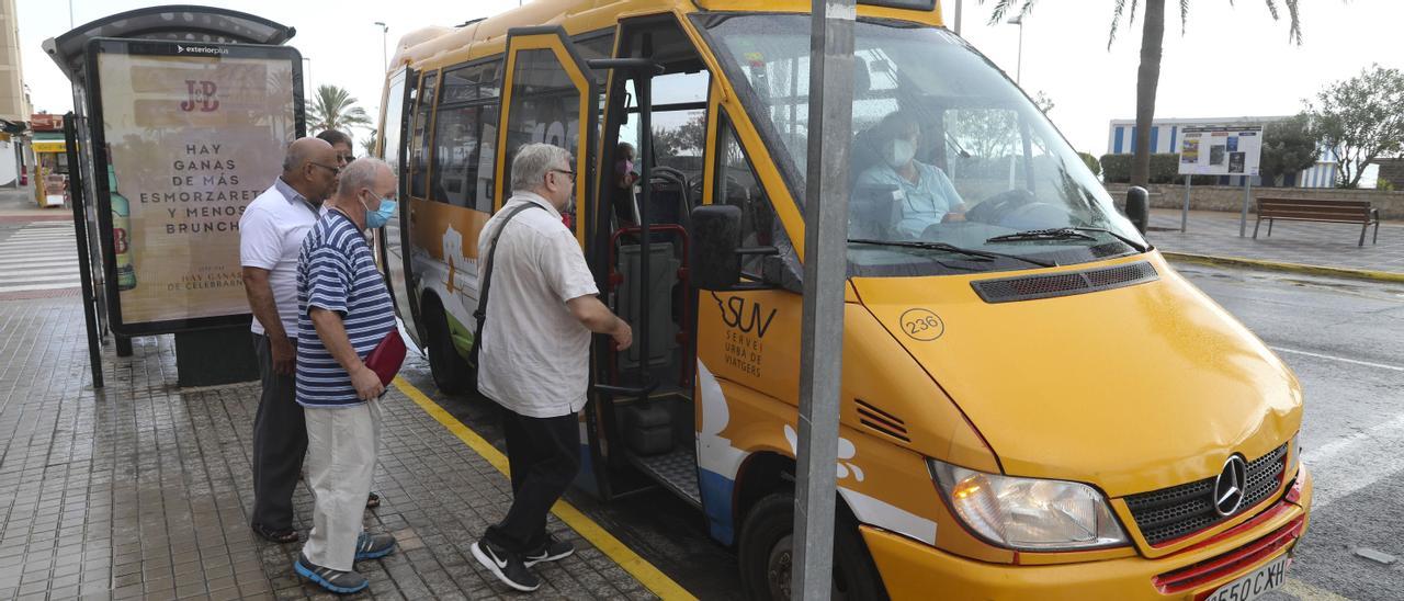 Unos viajeros utilizan el autobús urbano de Sagunt en el Día Mundial Sin Coches