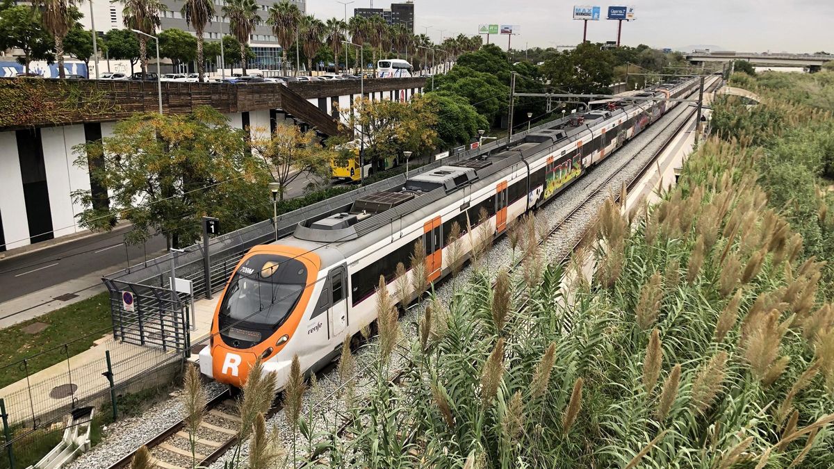 Un tren de Rodalies en la estación de Viladecans.