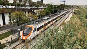 Un tren de Rodalies en la estación de Viladecans.