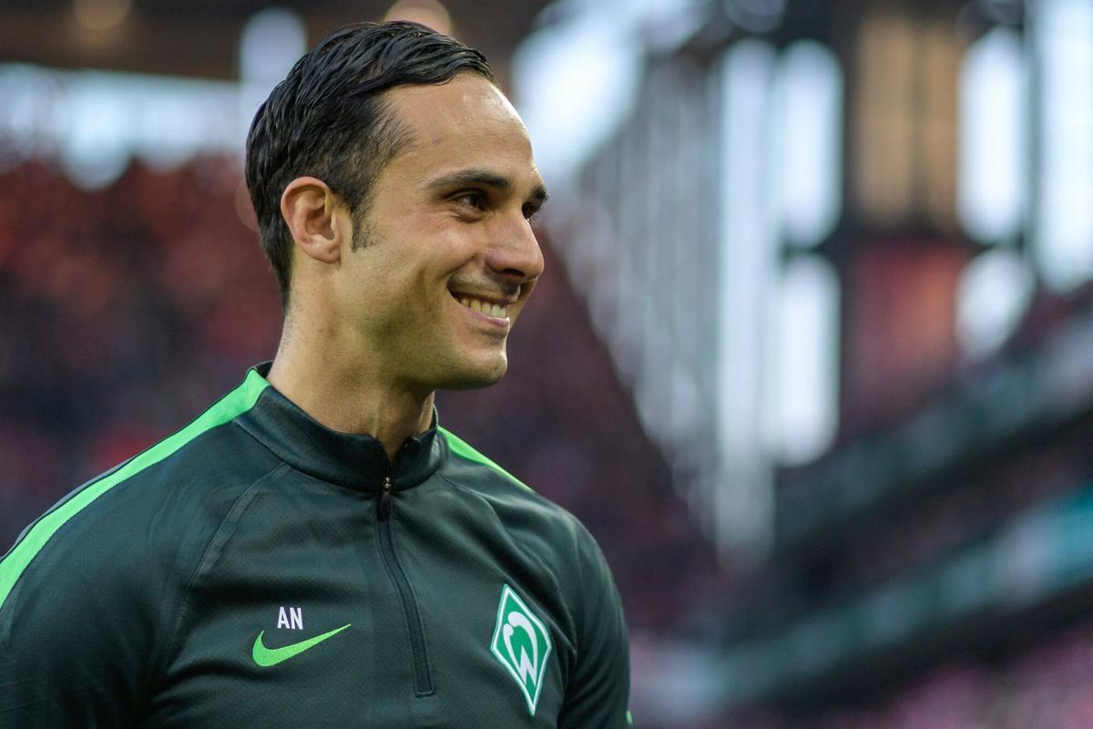 Cologne (Germany), 05/05/2017.- Bremen's head coach Alexander Nouri before the German Bundesliga soccer match between 1.FC Koeln (Cologne) and SV Werder Bremen at the Rhein-Energie stadium in Cologne, Germany, 05 May 2017. (Colonia, Alemania) EFE/EPA/JOERG SCHUELER EMBARGO CONDITIONS - ATTENTION: Due to the accreditation guidelines, the DFL only permits the publication and utilisation of up to 15 pictures per match on the internet and in online media during the match