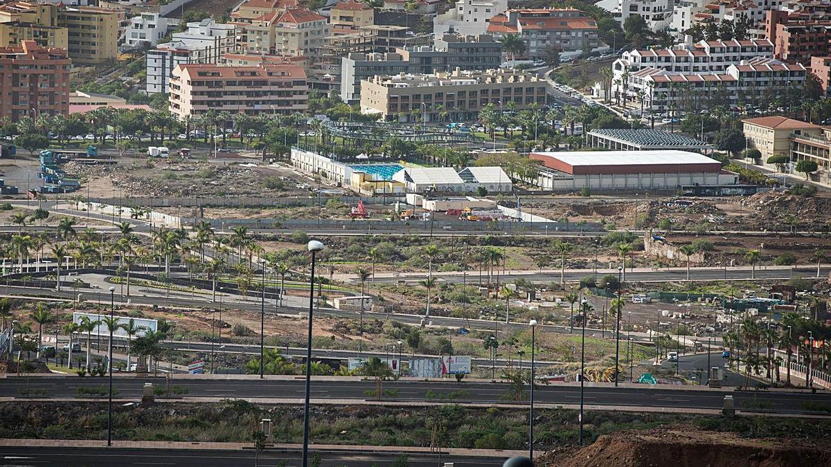 Calles ya urbanizadas del Plan Parcial de El Mojón, en la entrada de Los Cristianos.