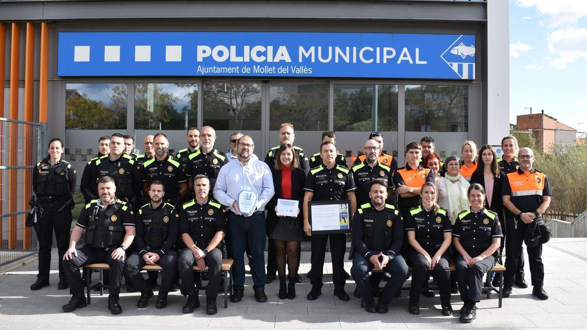 Foto de familia del cuerpo policial de Mollet del Vallès, el regidor de Seguredad Ciudadana, Juanjo Baños González, y la alcaldesa, Mireia Dionisio Calé con los últimos premios que han ganado.