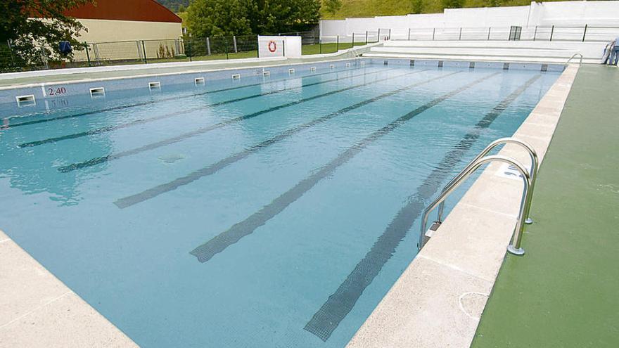 La piscina de mayores dimensiones del complejo deportivo de Riaño.