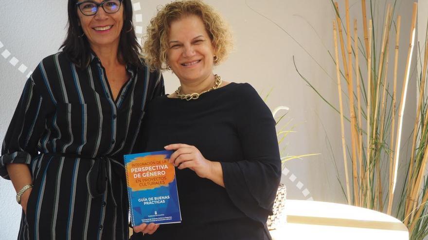 De izquierda a derecha, Francisca Galante y Aurora Moreno, durante la presentación de la guía.