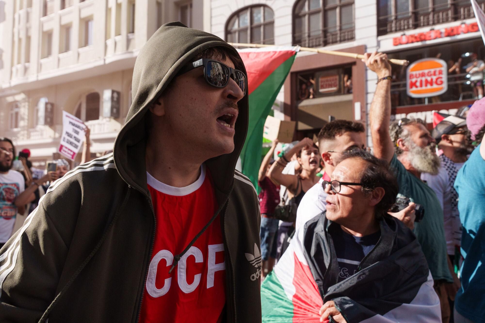 Varias personas con banderas de Palestina irrumpen la Gran Vía antes de pasar la etapa 21 de la Vuelta Ciclista a España, en la plaza de Callao, a 14 de septiembre de 2025, en Madrid (España). La Vuelta Ciclista a España pone hoy en Madrid el punto y final a una 90 edición de la ronda española marcada por las protestas en apoyo del pueblo palestino. La etapa final ha comenzando en la localidad de Alalpardo y finaliza en Cibeles con un recorrido de 106 kilómetros. 14 SEPTIEMBRE 2025;PALESTINA;CICLISMO;VUELTA CICLISTA;ESPAÑA;PIXELADA Matias Chiofalo / Europa Press 14/09/2025. Matias Chiofalo