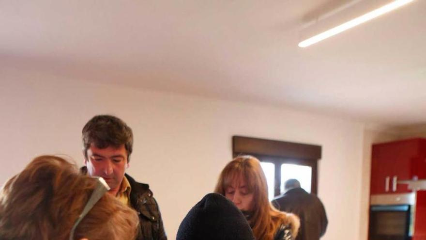 Fernando Suárez Vega, ayer, votando en El Regueral.