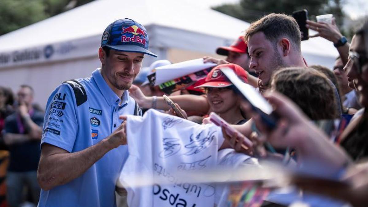 Àlex Márquez participa en la Fan Fest 2026 de MotoGP en la Plaça de Catalunya