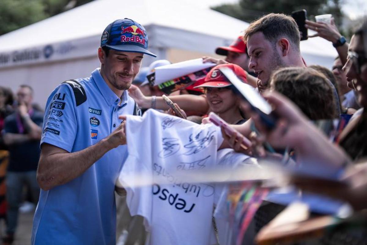 Los pilotos Dani Holgado, Pedro Acosta, Joan Mir, Àlex Rins, Jorge Martín y Àlex Márquez participan en la Fan Fest 2026 de MotoGP en la Plaça de Catalunya