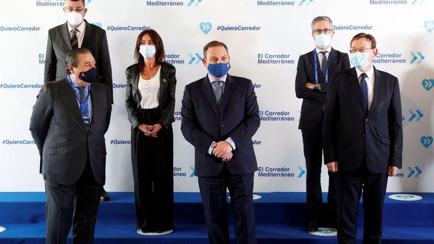 El presidente de la Generalitat , Ximo Puig (dcha), el ministro de Transportes, José Luis Ábalos (centro), y el presidente de la Asociación Valenciana de Empresarios (AVE), Vicente Boluda.